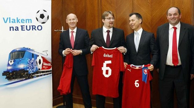 Zleva Petr Žalouda (generální ředitel ČD), Pavel Dobeš (ministr dopravy), Gustav Slamečka (šéf ČD Cargo) a Miroslav Pelta (šéf FAČR).