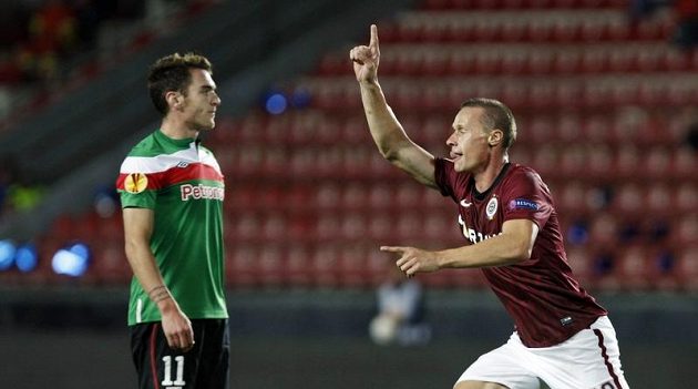 Sparťanský obránce Tomáš Zápotočný (vpravo) se raduje ze vstřelení gólu do sítě Bilbaa. Vlevo smutně přihlíží Ibai Gómez z Bilbaa.