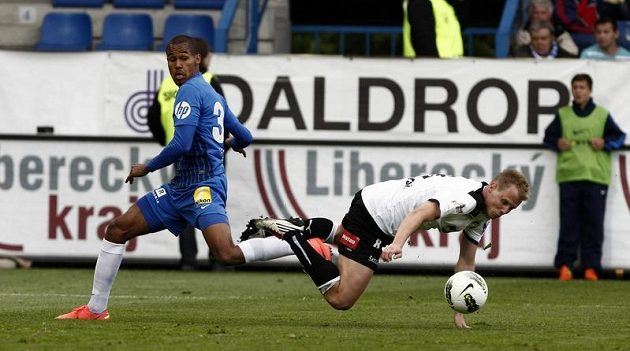 Liberecký Gebre Selassie (modrý) a plzeňský Limberský v souboji v posledním kole Gambrinus ligy.