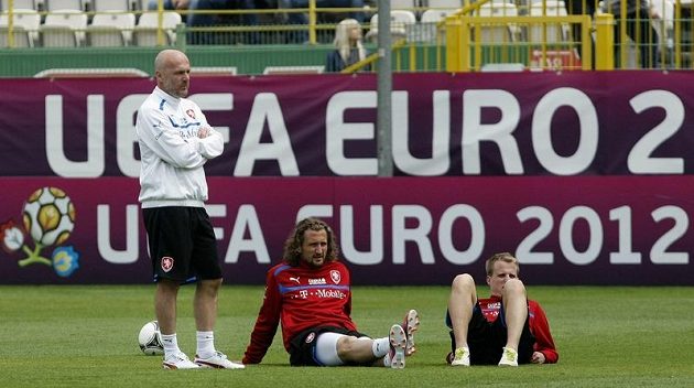 Trenér Michal Bílek a hráči Petr Jiráček a David Limberský na tréninku českého týmu po zápase s Řeckem