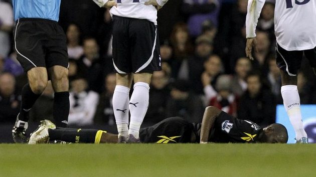 Fabrice Muamba z Boltonu leží na trávníku. Nikdo ještě netuší, že právě dostal infarkt...