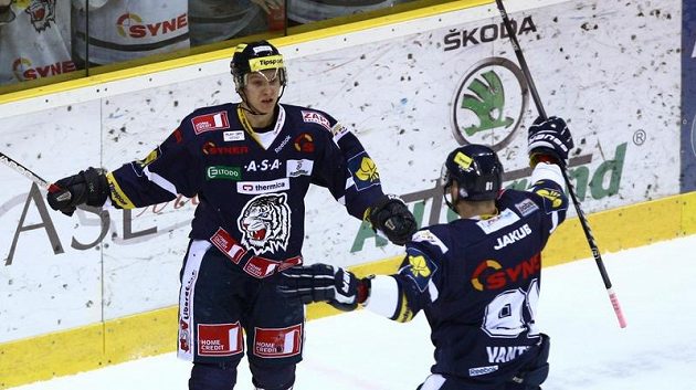 Michal Bulíř a Lukáš Vantuch (vpravo) z Liberce se radují z prvního gólu ve čtvrtfinále play-off proti Budějovicím.