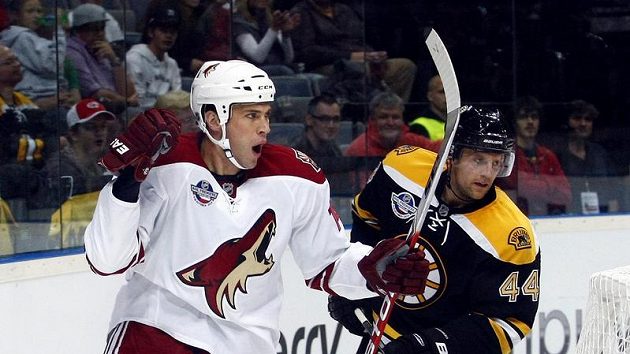 Útočník Phoenixu Taylor Pyatt oslavuje gól vstřelený Bostonu v pražské O2 Areně.