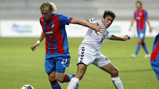 Plzeňský František Rajtoral (vlevo) se snaží obejít Hovhannisjana z Pjuniku Jerevan.
