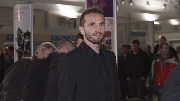 Tomáš Sivok čeká na zavazadlo po příletu do Podgorici.