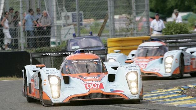 Prototyp Aston Martin posádky Charouz, Enge, Mücke (vpředu) během závodu 24 hodin Le Mans