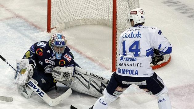 Brankář Liberce Marek Pinc kryje šanci plzeňského Petra Vampoly v pátém utkání čtvrtfinále play-off.
