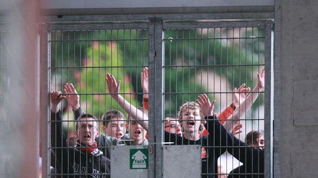 Fanoušci Slavie museli zůstat při utkání proti Příbrami za branami stadiónu. Utkání sledovali přes mříže.
