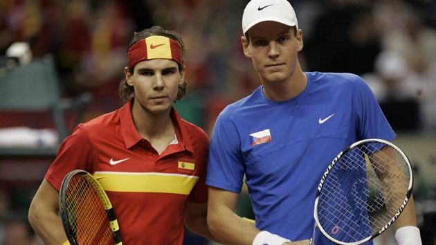 Tenisté Rafael Nadal ze Španělska (vlevo) a Čech Tomáš Berdych před vzájemným zápasem ve finále Davis Cupu.