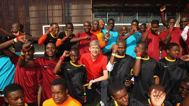 Arséne Wenger, trenér Arsenalu, při uvedení projektu „The Chance“ v nově otevřeném tréninkovém centru v Sowetu.