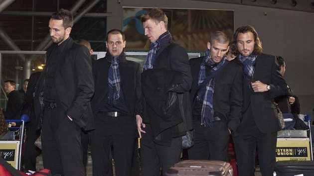 Čeští fotbalisté čekají na zavazadla po příletu do Podgorici.