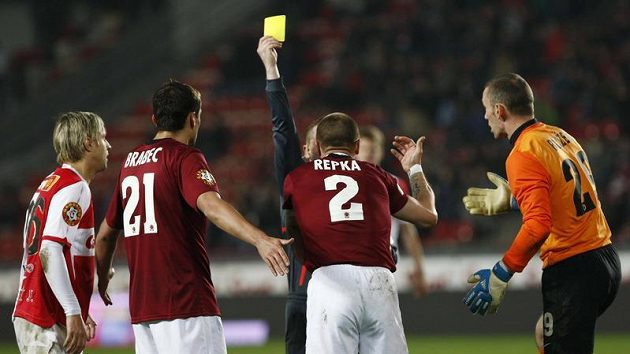 Fotbalisté Sparty Erich Brabec, Tomáš Řepka a Jaromír Blažek diskutují s rozhodčím kvůli žluté kartě v odvětě čtvtfinále Ondrášovka Cupu se Slavií.