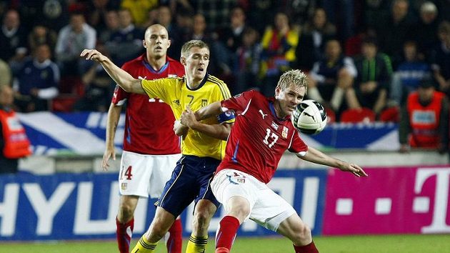 Tomáš Hübschman (vpravo) se snaží odstavit od míč skotského kapitána Fletchera.