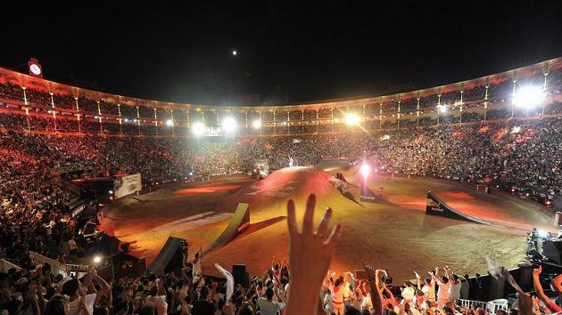 Nadšené ovace diváků v býčí aréně Las Ventas v Madridu při jízdě Robbieho Maddisona.