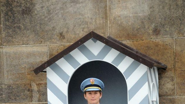 Oštěpařka Barbora Špotáková v roli členky Hradní stráže.