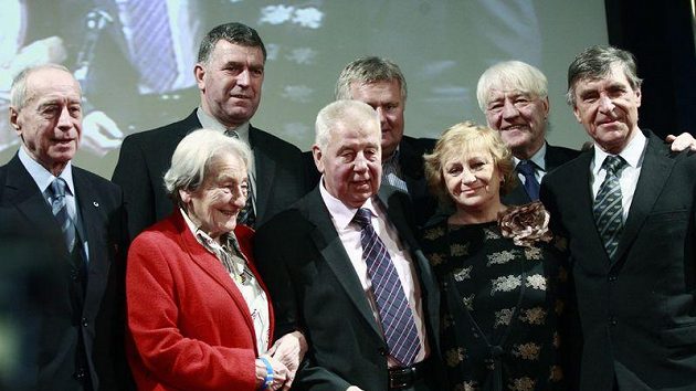 Josef Masopust (uprostřed) s gratulanty. Po pravici fotbalové legendy Dana Zátopková, po levici Věra Čáslavská.