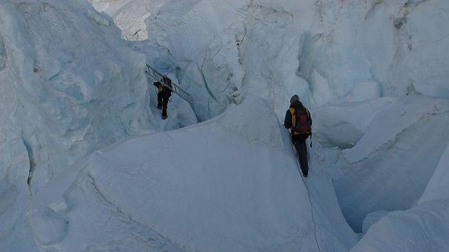 Průstup ledopádem Khumbu, který stojí v cestě na Mt. Everest a Lhoce.