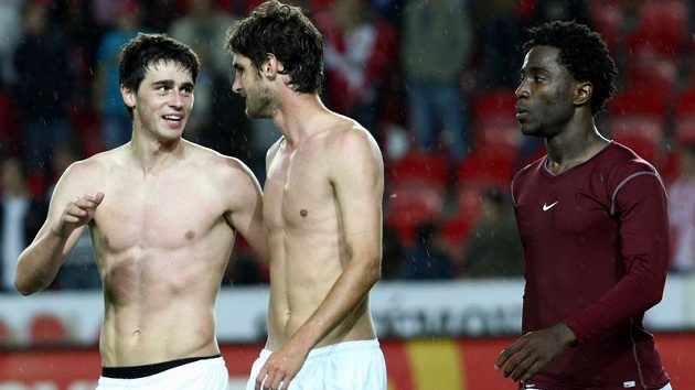 Radost fotbalistů Sparty Kamila Vacka (vlevo) s Niklasem Hohenederem (uprostřed) a Bony Wilfriedem po vítězném derby na hřišti Slavie