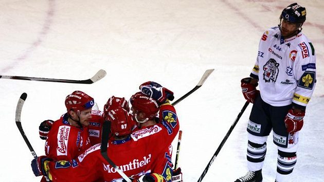 Radost hokejistů Českých Budějovic po brance do sítě Liberce v předkole play-off.