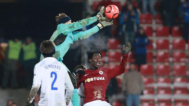 Před útočníkem Sparty Bonny Wilfriedem sbírá míč do rukavic gólman CSKA Moskva Čepčugov