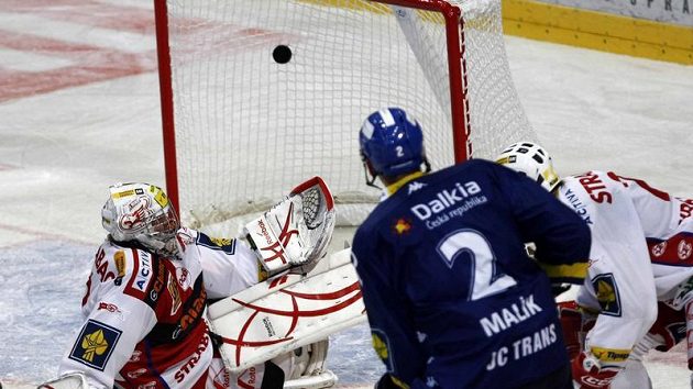 Puk z hole vítkovického Marka Malíka (v modrém) plachtí přes bezmocného brankáře Slavie Miroslava Kopřivu.