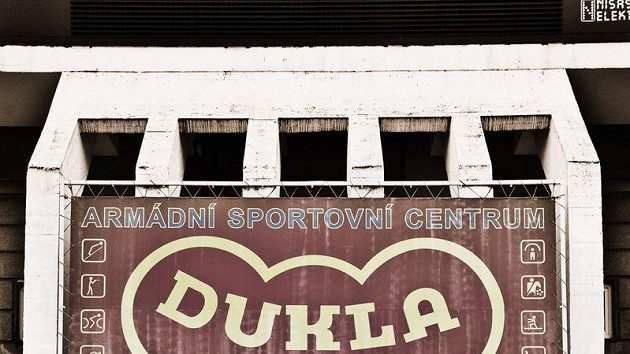 Společná fotografie aktérů fotografií na stadiónu Dukly na Julisce