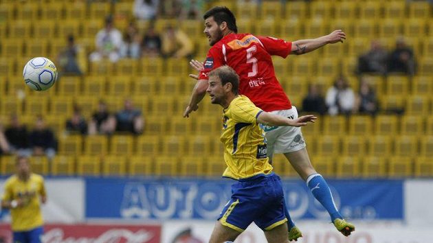 Plzeňský Michal Ďuriš (v červeném) v hlavičkovém souboji s Vlastimilem Vidličkou z Teplic.