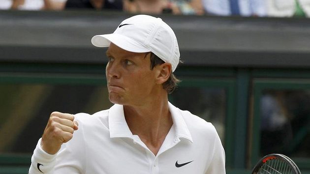 Český tenista Tomáš Berdych s vítězným gestem v utkání proti Rogeru Federerovi ve čtvrtfinále Wimbledonu.