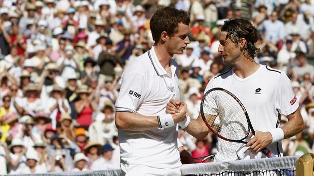 Španěl Juan Carlos Ferrero (vpravo) gratuluje Andymu Murraymu k postupu do semifinále Wimbledonu.