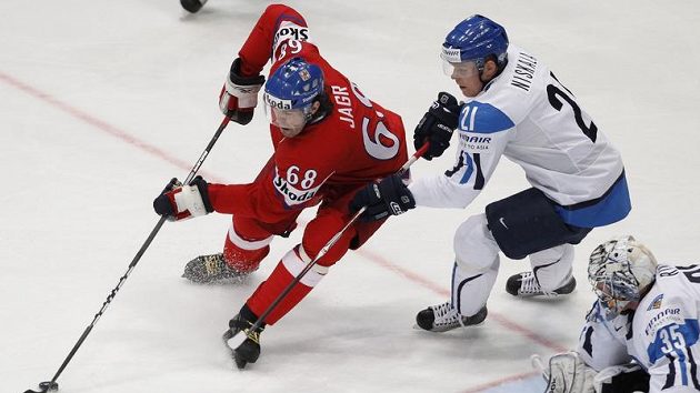 Jaromír Jágr se snaží přes finského obránce Janne Niskalu překonat brankáře Pekku Rinneho.