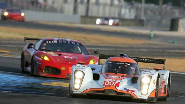 Prototyp Aston Martin posádky Charouz, Enge, Mücke (vpředu) během závodu 24 hodin Le Mans