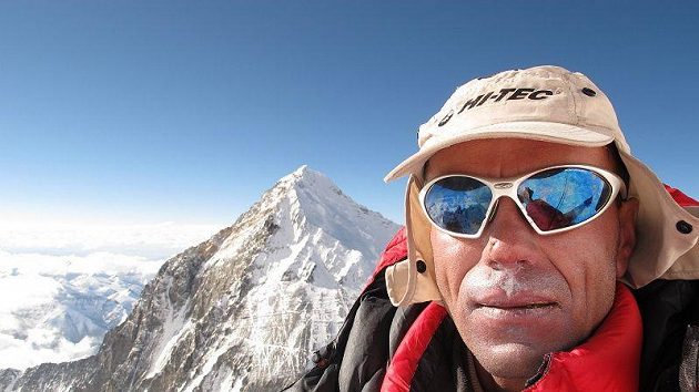 Radek Jaroš na vrcholu Lhoce, v pozadí Mount Everest.