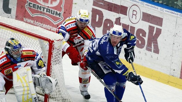 Útočník Plzně Tomáš Vlasák (vpravo) objíždí branku Slavie s brankářem Zdeňkem Orctem.