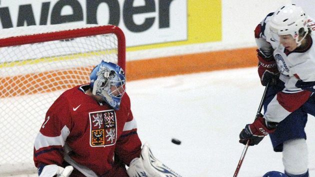 Brankář Marek Mazanec vytěsnuje střelu Norů na MS dvacetiletých. Ani dorážka Sondre Oldena (vpravo) puku do české sítě nepomohla.