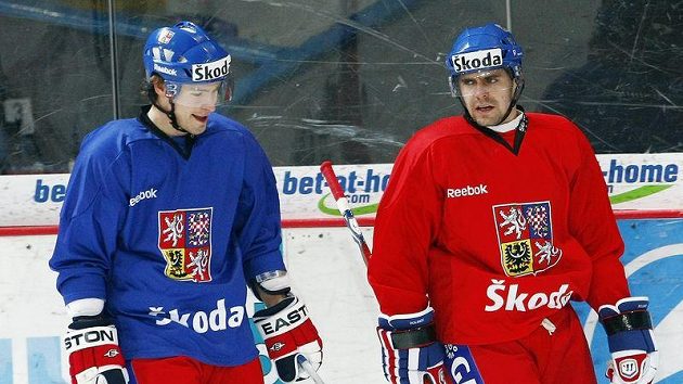 Petr Průcha (vlevo) komunikuje při tréninku české hokejové reprezentace s Tomášem Rolinkem.