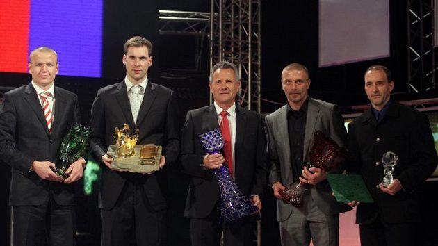 Zleva Talent roku Adam Hloušek, vedle něj Petr Čech, František Komňacký, Tomáš Řepka a syn Františka Veselého.