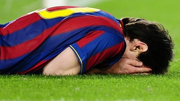 Lionel Messi z Barcelony lituje jedné z neproměněných šancí v utkání proti Kazani.