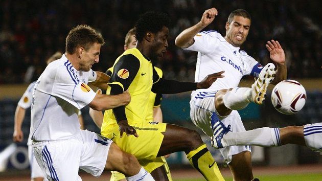 Bony Wilfried ze Sparty (ve žlutém) se snaží prosadit v chumlu hráčů Lausanne.