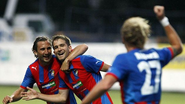 Fotbalisté Plzně - vlevo Petr Jiráček, vpravo úspěšný střelec Marek Bakoš - oslavují gól v síti Pjuniku Jerevan.