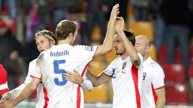 Čeští fotbalisté Jaroslav Plašil, Roman Hubník, Tomáš Sivok a Jiří Štajner (zleva) po zápase s Polskem