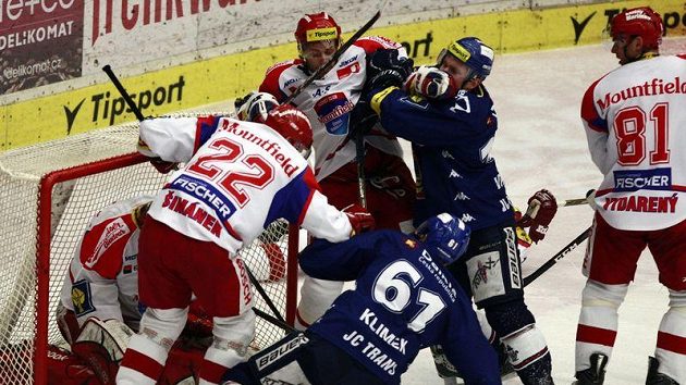 Strkanice před brankou Jakuba Kováře v utkání Českých Budějovic proti Vítkovicím, které se ujaly vedení ve čtvrtfinálové sérii.