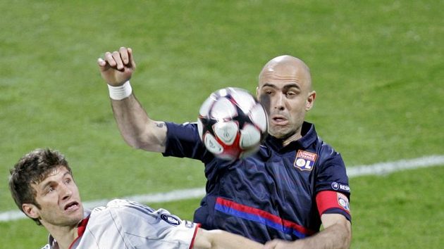Útočník Bayernu Mnichov Thomas Müller (vlevo) se snaží prosadit kolem stopera Lyonu Crise.