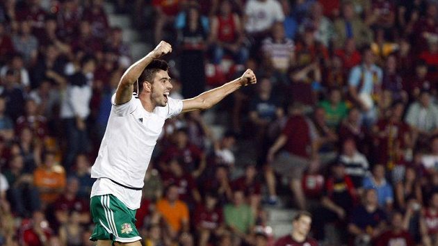 Milsavjevič z FC Vaslui se raduje z postupu do základní skupiny Evropské ligy přes pražskou Spartu.