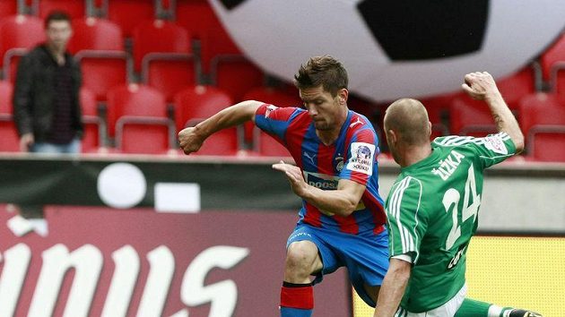 Obránce Bohemians 1905 Michael Žižka (vpravo) se snaží zastavit Martina Filla z Plzně.