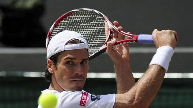 Německý tenista Tommy Haas během čtvrtfinálového duelu Wimbledonu proti Novaku Djokovičovi ze Srbska