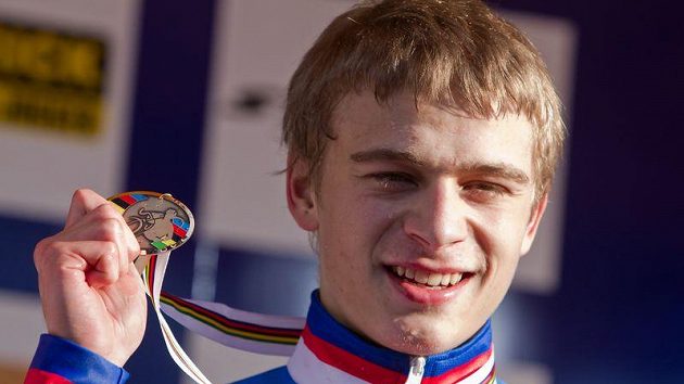 Český cyklokrosař Karel Hník vybojoval na mistrovství světa v německém Sankt Wendelu v kategorii jezdců do 23 let bronzovou medaili.
