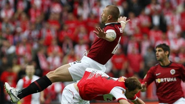 Obránce Sparty Tomáš Řepka (nahoře) v souboji se Zdeňkem Šenkeříkem ze Slavie v pražském derby.