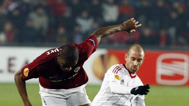 Raul Meireles z Liverpoolu (vpravo) skládá na trávník sparťana Léonarda Kweukeho.