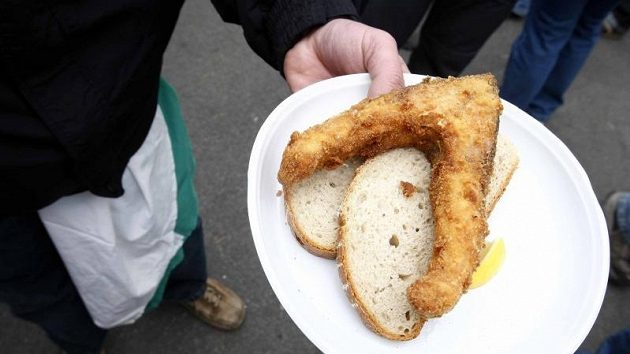 V Ďolíčku bylo před derby dvou Bohemek k mání nefotbalové občerstvení v podobě smaženého kapra. Recese namířená na střížkovského bosse Kapra se však po nenastoupení hostů rozplynula.