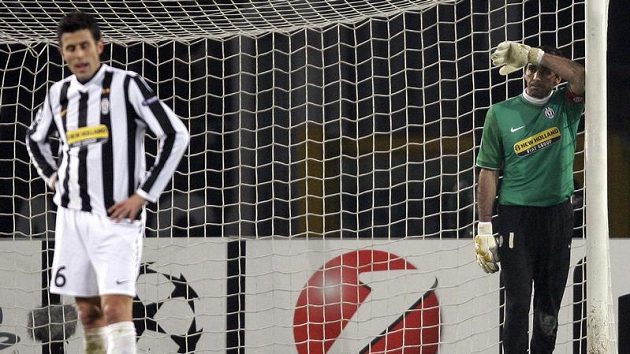 Zklamaný brankář Juventusu Gianluigi Buffon smutní po inkasované brance od Maria Gomese z Bayernu Mnichov.